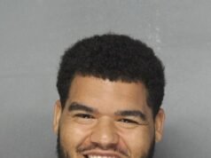 La ex estrella de los Cowboys sonríe en una foto repugnante después del arresto por presuntamente agredir a una mujer embarazada