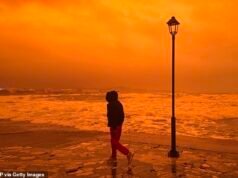 La isla griega está envuelta por una tormenta de polvo sahariana y azotada por tornados, con vuelos de vacaciones de Semana Santa desviados y cielos que se tiñen de inquietantes rojos y naranjas.