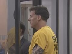 Un maestro de Florida de 41 años, muy tatuado, le dijo a su novia que solo estaba saliendo con ella porque quería a su hija de 13 años, dice la policía.