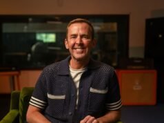 El director general saliente de la BBC, Tim Davie, dice que la estrella de Radio 2 Scott Mills “tiene que irse” después de enterarse de que una investigación sexual histórica involucró a un denunciante menor de 16 años.