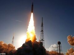 Artemis II de la NASA vuela a la Luna en un ardiente despegue, enviando a los humanos al espacio más lejos que nunca