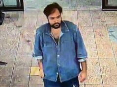 Un video repugnante muestra a un canalla exponiéndose a una mujer que compra en Whole Foods mientras ella estaba inclinada mirando los productos.