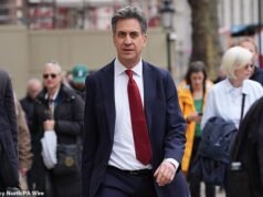 Ed Miliband se ve obligado a descender de categoría mientras se prepara para respaldar el proyecto del campo de gas del Mar del Norte después de insistir en que Net Zero es la “misión central” del gobierno laborista.