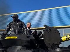 Derek Chisora llega a la rueda de prensa de Deontay Wilder en un TANQUE junto al líder reformista y amigo Nigel Farage