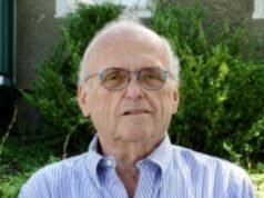 Concejal de Maine sorprendido quejándose de “ilegales” en un momento incómodo frente al micrófono: “No hablan inglés”