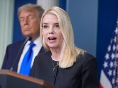 Donald Trump intenta distraer la atención de los fracasos de la guerra de Irán despidiendo al fiscal general acusado del fiasco de los expedientes de Epstein y atacando a la “ciruela seca” Bruce Springsteen