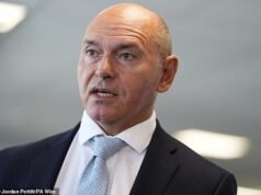 El jefe del NHS advierte que los médicos jóvenes podrían hacer huelga todos los meses durante el resto del año por el salario, mientras abandonan los hospitales la próxima semana.