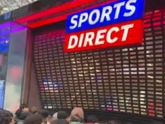 Los fanáticos locos de Pokémon fuerzan las contraventanas de Sports Direct para abrirlas mientras se apresuran a entrar en busca de nuevas tarjetas coleccionables que podrían valer miles de dólares.