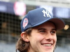 El héroe del hockey estadounidense Jack Hughes muestra su nueva sonrisa después de romperse los dientes en la victoria final olímpica sobre Canadá.