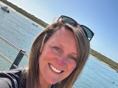 La profesora de educación física que arrastró a una colegiala por el suelo del vestuario porque tardó demasiado en atarse los cordones de los zapatos no fue expulsada de clase