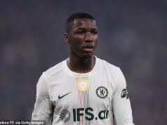 ¡Ahora OTRA estrella del Chelsea está poniendo en duda su futuro! Moisés Caicedo se convierte en el último jugador de los Blues en negarse a descartar un movimiento después de que le preguntaran sobre el Real Madrid tras la sanción de Enzo Fernández.