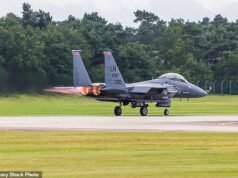 Estados Unidos e Irán compiten por encontrar al piloto derribado mientras la República Islámica ofrece una recompensa de £50.000: las fuerzas estadounidenses rescatan a uno de los tripulantes del F-15, pero el segundo sigue desaparecido