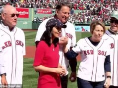 Desperté al alcalde de Boston y al gobernador de Massachusetts, quienes fueron fuertemente abucheados durante el día inaugural de los Medias Rojas en el Fenway Park.