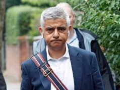 Agentes de policía armados que custodiaban al alcalde de Londres, Sir Sadiq Khan, “dejaron una bolsa llena de armas en la acera frente a su casa” antes de ser encontrados por una mujer embarazada.