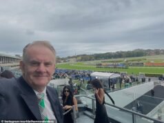 “¡He vuelto bebé!” Mark Latham regresa con sorpresa a Royal Randwick, exactamente seis meses después de haber sido escoltado fuera del lugar.