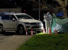 Un hombre y una mujer arrestados bajo sospecha de asesinato después de que un Volkswagen Touareg atropellara y matara a un peatón