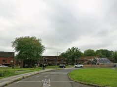 Tragedia después de que un niño de cuatro años muriera repentinamente cuando la policía y los paramédicos acudieron al lugar