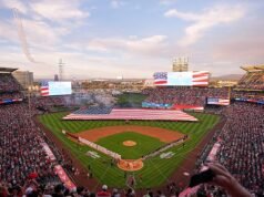 Desastre del himno nacional durante un juego de la MLB mientras el cantante intenta desesperadamente sincronizar la letra con el paso elevado