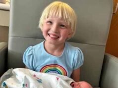 Dos niños pequeños quedan huérfanos después de que el coche de sus padres cruzara la línea central de la autopista y chocara contra un camión de cereales vacío