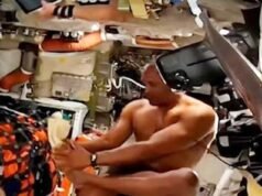 Es un gran placer para las mujeres, ya que se filma al musculoso astronauta Victor Glover tomando una “ducha espacial” después del entrenamiento.