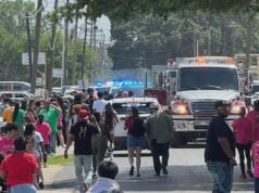 Más de 20 personas fueron trasladadas de urgencia al hospital después de que un coche se estrellara en un concurrido desfile en Luisiana