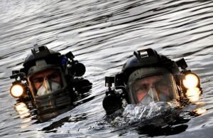 Un equipo de élite de buzos de la Royal Navy está listo para desplegarse en el Estrecho de Ormuz para ayudar a desactivar las minas iraníes que bloquean las rutas marítimas.