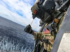 Mientras los iraníes se acercaban, una unidad de élite de tropas de rescate estadounidenses, bajo intenso fuego, se lanzó para atrapar al piloto varado: IAN GALLAGHER