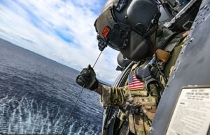 Mientras los iraníes se acercaban, una unidad de élite de tropas de rescate estadounidenses, bajo intenso fuego, se lanzó para atrapar al piloto varado: IAN GALLAGHER