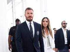 Victoria Beckham luce elegante y sin esfuerzo con un traje blanco mientras camina de la mano de su esposo David en la ceremonia de inauguración en el nuevo estadio Freedom Park de su equipo, el Inter Miami.