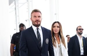 Victoria Beckham luce elegante y sin esfuerzo con un traje blanco mientras camina de la mano de su esposo David en la ceremonia de inauguración en el nuevo estadio Freedom Park de su equipo, el Inter Miami.