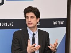 El heredero de Kennedy, Jack Schlossberg, insiste en que pertenecer a la familia política más famosa de Estados Unidos no le da ninguna ventaja mientras se postula para el Congreso.