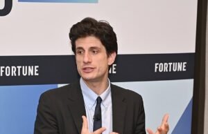 El heredero de Kennedy, Jack Schlossberg, insiste en que pertenecer a la familia política más famosa de Estados Unidos no le da ninguna ventaja mientras se postula para el Congreso.