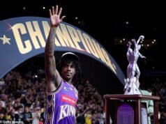 Momento incómodo El trofeo del campeonato de la NBL se rompe cuando lo izan durante las celebraciones de los Sydney Kings tras su sorprendente derrota en tiempo extra ante los Adelaide 36ers.