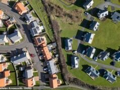 Revelado: el pueblo costero que prohibió las nuevas casas de vacaciones ahora se divide en dos fincas