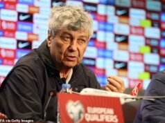 El hijo del ex entrenador de la Liga de Campeones abandona el derbi de su equipo para correr junto a la cama de su padre, al que “sólo le quedan unos días” de vida y está en coma tras un infarto.