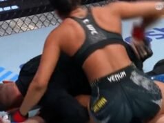 El árbitro se lanza para salvar a la glamorosa luchadora de UFC después de que queda inconsciente con un rodillazo en la cara y golpeada en la cabeza contra el suelo.