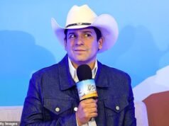 El ganador del Grammy Latino que se postula para el Congreso como demócrata es criticado por su rival por su trabajo de fin de semana… y por jugar con un delincuente sexual infantil