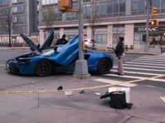 Un atraco al estilo GTA deja autos deportivos de lujo valorados en medio millón de dólares destrozados en la calle mientras se lanza una búsqueda urgente de saqueadores