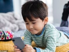 Mumsnet provoca la furia de los padres por la “normalización” de los teléfonos inteligentes de los niños después de utilizar a un niño de seis años en una campaña de marketing