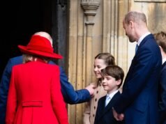 La princesa Charlotte se roba el espectáculo y recibe una afectuosa palmadita de su abuelo Carlos mientras la familia real presenta un frente unido en el servicio del Domingo de Pascua.