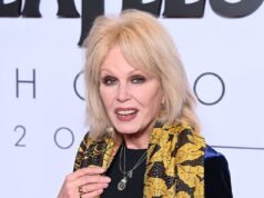 Joanna Lumley es blanco de bandidos en motocicleta en Lawless London que intentan robar su coche frente a su casa de £ 2,5 millones