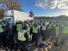 La policía antidisturbios es bombardeada con misiles y un oficial de policía es atacado por juerguistas mientras disolvían una fiesta ilegal que dura toda la noche en una aldea rural mientras 10 personas son arrestadas.