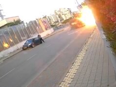 Momento en el que un misil iraní cae a pocos metros de una mujer israelí, que cae al suelo pero milagrosamente logra escapar