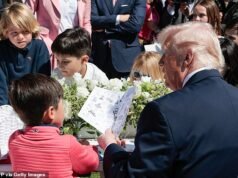 Un niño pequeño derrite el corazón de Trump mientras el presidente desata brutalmente a Biden durante el lanzamiento de huevos de Pascua