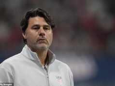 La estrella del fútbol americano teme sufrir una lesión grave mientras está en camilla… poniendo en duda sus sueños mundialistas