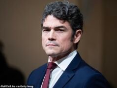 El ex jefe antiterrorista de Trump alimenta la inquietante propaganda iraní al afirmar falsamente que Estados Unidos intentó matar a un aviador varado.