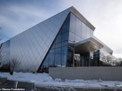 La última indignación golpea al Centro Obama mientras los críticos afirman HIPOCRESÍA sobre las reglas de entrada de documentos de identidad