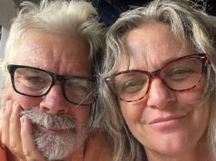 El marido de una estadounidense desaparecida en Bahamas se desliza al océano y resulta herido mientras era transportado por la policía