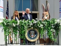 ‘El Conejo de Pascua acaba de declarar la guerra al CGRI’: Internet reacciona a las amenazas de Trump de bombardear Irán mientras está parado junto a un conejo gigante