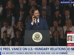 Momento ‘vergonzoso’ en el que Trump envía a JD Vance a un mensaje de voz en medio de un discurso en medio de conversaciones de paz de alto riesgo con Irán